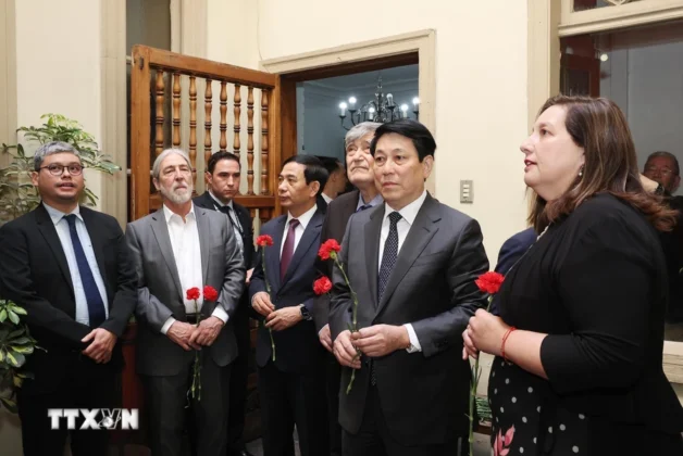 Tại trụ sở Đảng X&atilde; hội Chile, Chủ tịch nước Lương Cường đặt hoa trước bia tưởng niệm những người hy sinh dưới chế độ độc t&agrave;i.