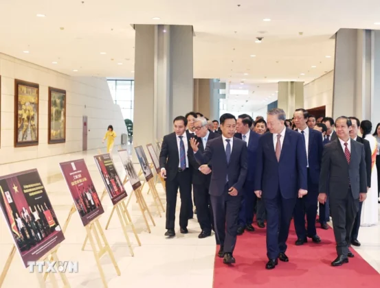 Tổng B&iacute; thư T&ocirc; L&acirc;m v&agrave; c&aacute;c đại biểu tham quan trưng b&agrave;y ảnh kỷ niệm ng&agrave;y Nh&agrave; gi&aacute;o Việt Nam.