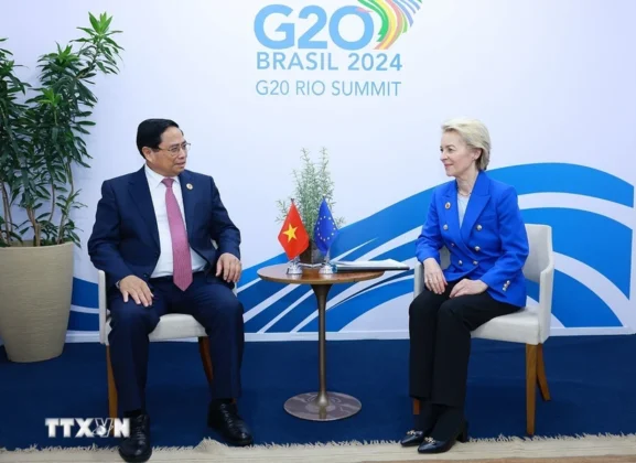 Thủ tướng Phạm Minh Ch&iacute;nh gặp Chủ tịch Ủy ban ch&acirc;u &Acirc;u (EC) Ursula von der Leyen. (Ảnh: Dương Giang/TTXVN)