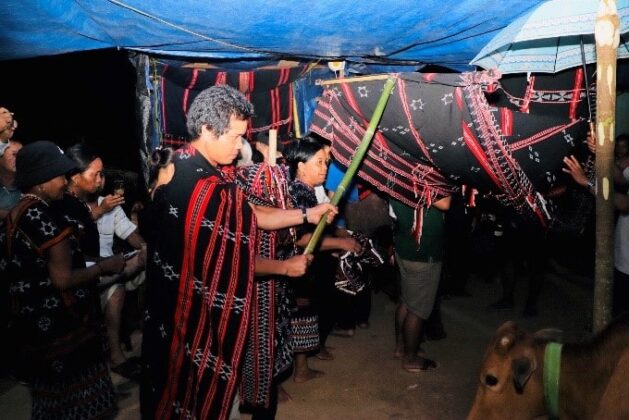 (Ảnh 5) D&ugrave;ng tấm thổ cẩm che đưa cơm cho ma - (Ảnh: VVH, đ&ecirc;m 3/10/2020)&nbsp;&nbsp;