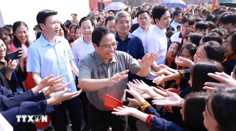 Thủ tướng Phạm Minh Ch&iacute;nh với đồng b&agrave;o c&aacute;c d&acirc;n tộc tỉnh Lạng Sơn.