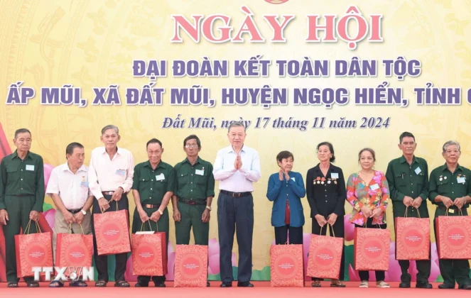 Tổng B&iacute; thư T&ocirc; L&acirc;m trao qu&agrave; cho c&aacute;c gia đ&igrave;nh ch&iacute;nh s&aacute;ch.