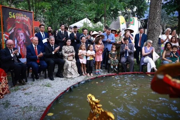 Thủ tướng Phạm Minh Ch&iacute;nh v&agrave; Phu nh&acirc;n c&ugrave;ng c&aacute;c đại biểu xem biểu diễn nghệ thuật m&uacute;a rối nước Việt Nam.