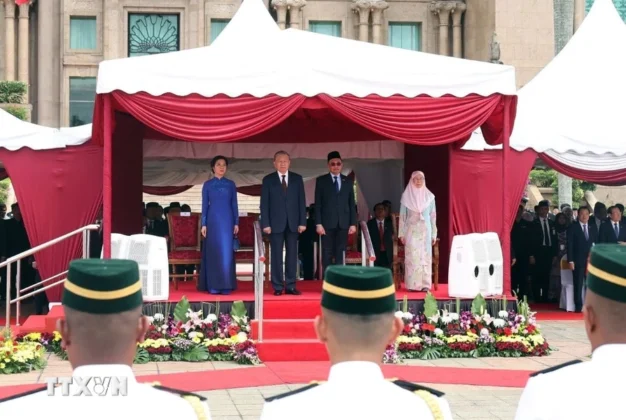 Thủ tướng Malaysia Anwar Ibrahim v&agrave; Phu nh&acirc;n chủ tr&igrave; Lễ đ&oacute;n Tổng B&iacute; thư T&ocirc; L&acirc;m v&agrave; Phu nh&acirc;n.