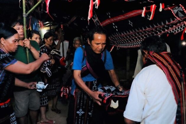 (Ảnh 6) D&acirc;ng cơm cho ma. (&Ocirc;ng A Ting Nin đang thực hiện động t&aacute;c d&acirc;ng cơm) - (Ảnh: VVH, đ&ecirc;m 3/10/2020)