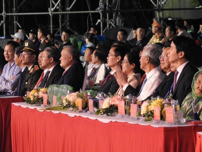 Buổi lễ có sự tham dự của đồng chí Nguyễn Hòa Bình - Ủy viên Bộ Chính trị, Phó Thủ tướng Thường trực Chính phủ, cùng lãnh đạo của các ban, bộ, ngành, đoàn thể Trung ương và các địa phương...