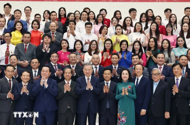 Tổng B&iacute; thư T&ocirc; L&acirc;m v&agrave; đại biểu c&ugrave;ng đại diện c&aacute;c nh&agrave; gi&aacute;o, c&aacute;n bộ quản l&yacute; gi&aacute;o dục tham dự buổi gặp mặt.