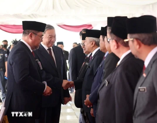 Tổng B&iacute; thư T&ocirc; L&acirc;m bắt tay c&aacute;c th&agrave;nh vi&ecirc;n đo&agrave;n Malaysia tại lễ đ&oacute;n.