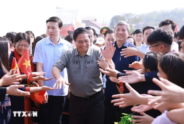 Thủ tướng Phạm Minh Ch&iacute;nh với đồng b&agrave;o c&aacute;c d&acirc;n tộc tỉnh Lạng Sơn.