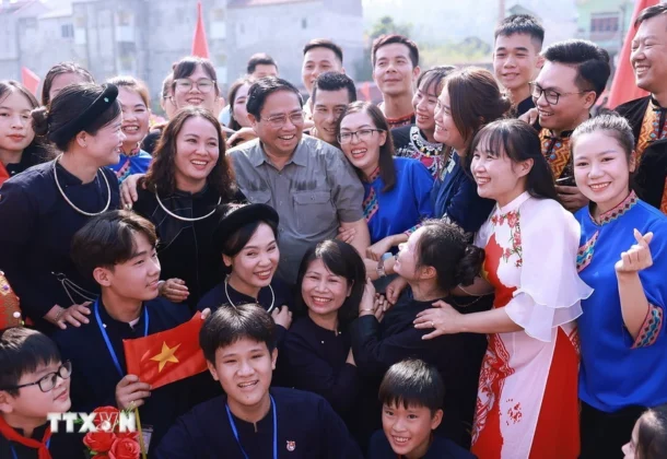 Thủ tướng Phạm Minh Ch&iacute;nh với đồng b&agrave;o c&aacute;c d&acirc;n tộc tỉnh Lạng Sơn.