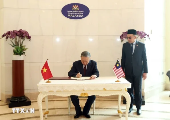 Tổng B&iacute; thư T&ocirc; L&acirc;m k&yacute; Sổ Lưu b&uacute;t.