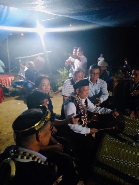 (Ảnh 7) Người trong dòng họ hát thương tiếc (Già làng P’rao: A Ting Đhơn hát, tại thời điểm ngắt câu hát, nhịp trống chơ gơr đi kèm) (Ảnh: cắt từ video clip của Nguyễn Đăng Hựu, đêm 3/10/2020).