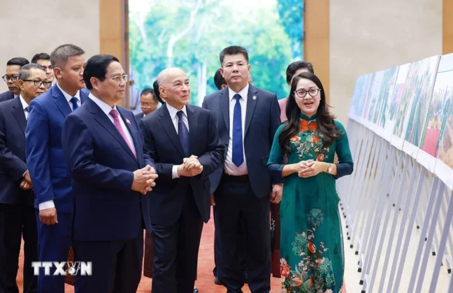 Thủ tướng Phạm Minh Ch&iacute;nh v&agrave; Quốc vương Norodom Sihamoni tham quan trưng b&agrave;y ảnh về quan hệ Việt Nam-Campuchia, do Th&ocirc;ng tấn x&atilde; Việt Nam thực hiện. (Ảnh: Dương Giang/TTXVN)