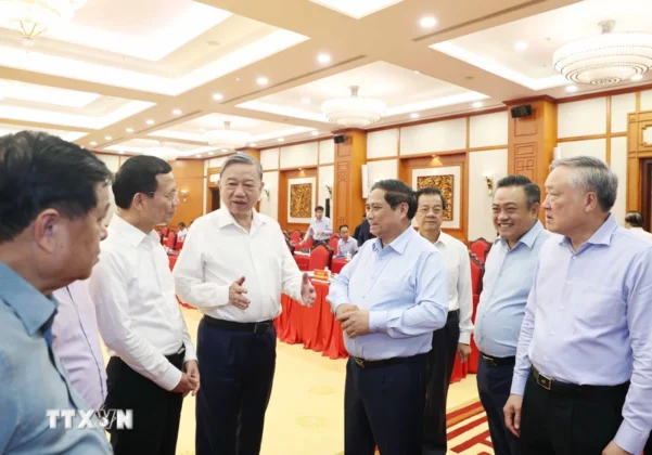 Tổng B&iacute; thư T&ocirc; L&acirc;m v&agrave; Ủy vi&ecirc;n Bộ Ch&iacute;nh trị, Thủ tướng Ch&iacute;nh phủ Phạm Minh Ch&iacute;nh, Trưởng Tiểu ban Kinh tế-X&atilde; hội Đại hội XIV của Đảng, c&ugrave;ng c&aacute;c đại biểu tham dự buổi l&agrave;m việc.