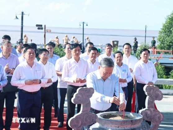 Tổng B&iacute; thư T&ocirc; L&acirc;m d&acirc;ng hương, hoa tại Đền thờ Quốc tổ Lạc Long Qu&acirc;n.