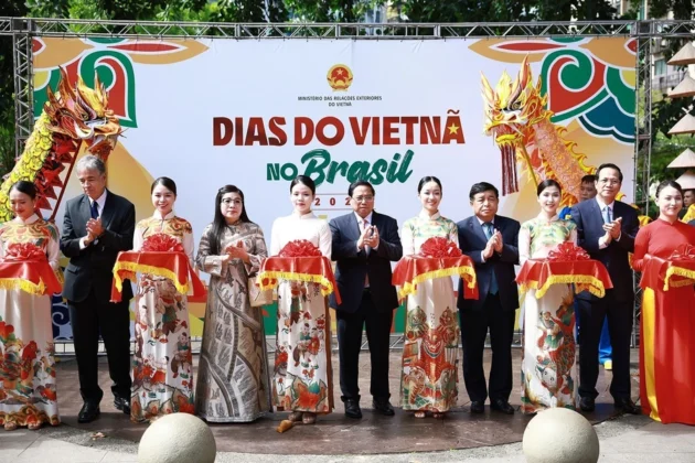 Thủ tướng Phạm Minh Ch&iacute;nh v&agrave; Phu nh&acirc;n c&ugrave;ng c&aacute;c đại biểu cắt băng khai mạc chương tr&igrave;nh "Ng&agrave;y Việt Nam tại Brazil 2024."