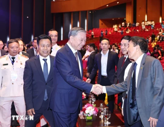 Tổng B&iacute; thư T&ocirc; L&acirc;m v&agrave; c&aacute;c đại biểu.