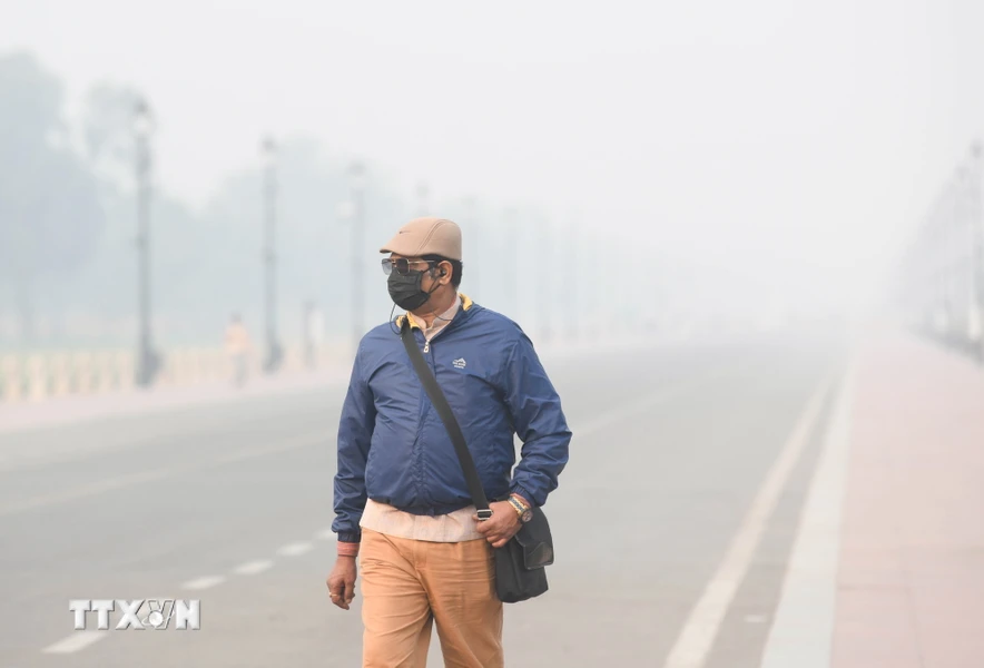 Người dân đeo khẩu trang chống ô nhiễm không khí tại New Delhi, Ấn Độ.