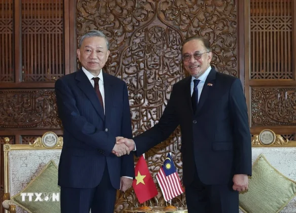 Tổng B&iacute; thư T&ocirc; L&acirc;m hội đ&agrave;m với Thủ tướng Malaysia Anwar Ibrahim