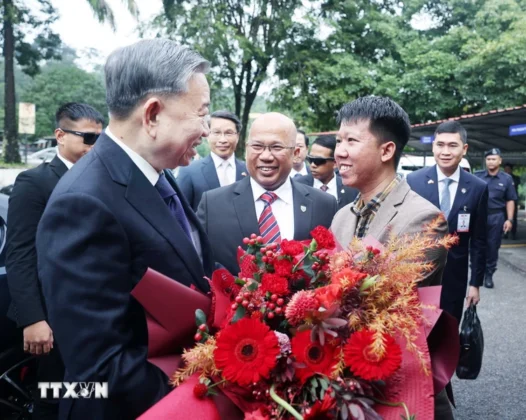 L&atilde;nh đạo v&agrave; sinh vi&ecirc;n Trường Đại học Quốc gia Malaya đ&oacute;n Tổng B&iacute; thư T&ocirc; L&acirc;m.