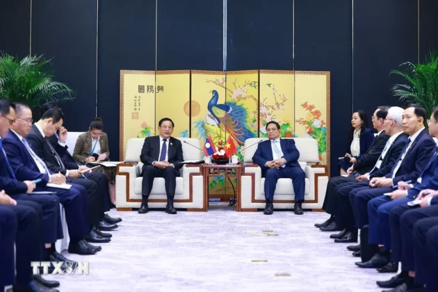 Thủ tướng Phạm Minh Ch&iacute;nh gặp Thủ tướng L&agrave;o Sonexay Siphandone.