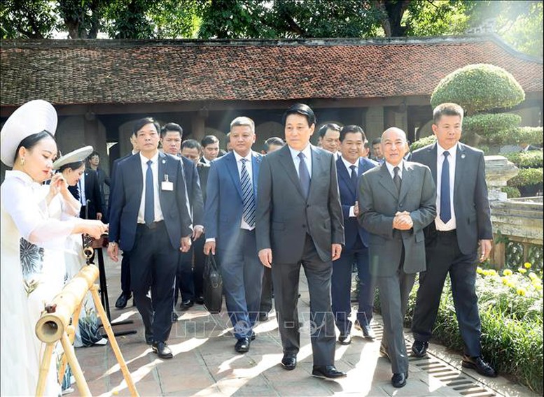 Chủ tịch nước Lương Cường và Quốc vương Campuchia Norodom Sihamoni thăm Văn Miếu-Quốc Tử Giám - Ảnh: TTXVN