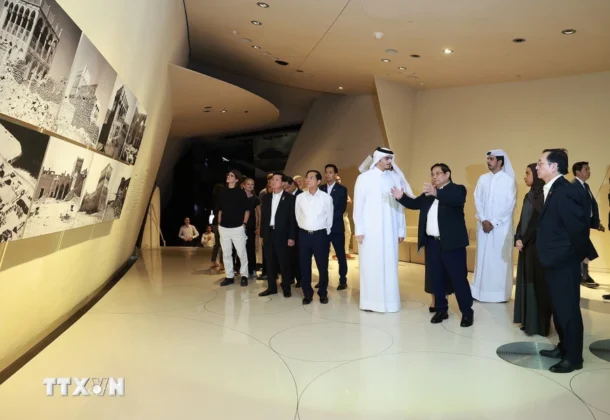 Thủ tướng Phạm Minh Ch&iacute;nh tham quan Bảo t&agrave;ng Nghệ thuật Hồi gi&aacute;o ở Thủ đ&ocirc; Doha (Qatar).