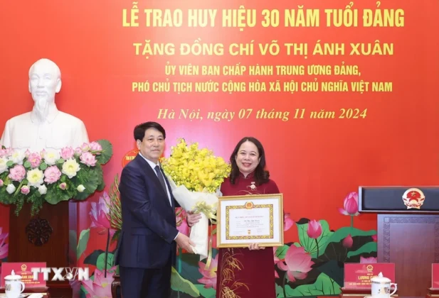 Chủ tịch nước Lương Cường trao Huy hiệu 30 năm tuổi Đảng v&agrave; ch&uacute;c mừng Ph&oacute; Chủ tịch nước V&otilde; Thị &Aacute;nh Xu&acirc;n.
