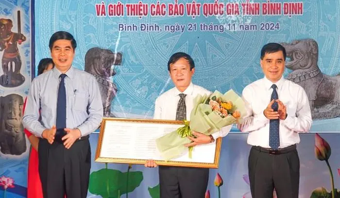 Lãnh đạo Sở VH-TT tỉnh Bình Định nhận quyết định của Thủ tướng Chính phủ công nhận bảo vật quốc gia đối với 2 tượng sư tử đá thành Đồ Bàn