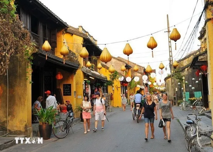Khách du lịch trong và ngoài nước tham quan phố cổ Hội An.