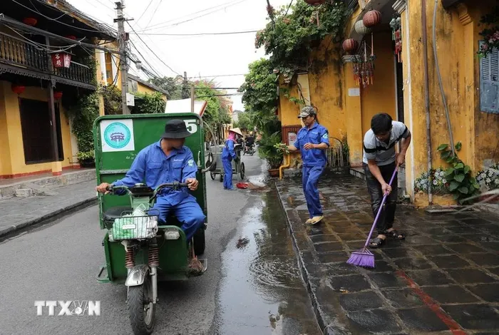 Vệ sinh, môi trường phố cổ Hội An thường xuyên được giữ sạch sẽ để sẵn sàng đón khách. 