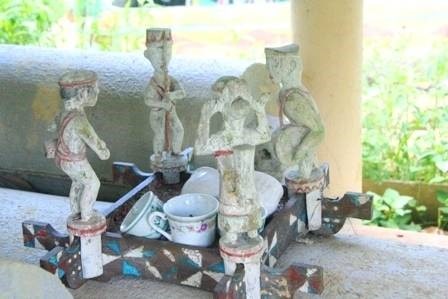(Ảnh 11) Khay đặt trên cổ quan trong nhà mồ