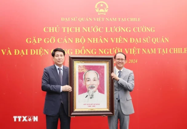 Chủ tịch nước Lương Cường trao ch&acirc;n dung Chủ tịch Hồ Ch&iacute; Minh tặng Đại sứ qu&aacute;n Việt Nam tại Chile.