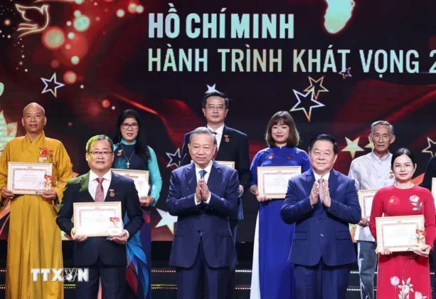 Tổng B&iacute; thư T&ocirc; L&acirc;m trao Biểu trưng; &ocirc;ng Nguyễn Trọng Nghĩa, Ủy vi&ecirc;n Bộ Ch&iacute;nh trị, B&iacute; thư Trung ương Đảng, Trưởng Ban Tuy&ecirc;n gi&aacute;o Trung ương trao Giấy chứng nhận t&ocirc;n vinh c&aacute;c điển h&igrave;nh ti&ecirc;u biểu to&agrave;n quốc trong học tập v&agrave; l&agrave;m theo tư tưởng, đạo đức, phong c&aacute;ch Hồ Ch&iacute; Minh.