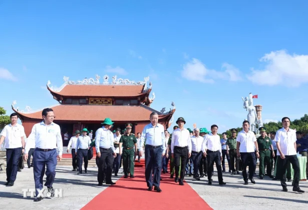 Tổng B&iacute; thư T&ocirc; L&acirc;m đến d&acirc;ng hương, hoa tại Đền thờ Quốc tổ Lạc Long Qu&acirc;n.