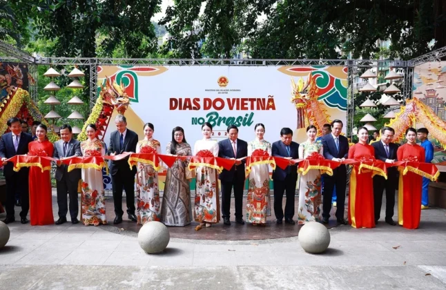 Thủ tướng Phạm Minh Ch&iacute;nh v&agrave; Phu nh&acirc;n c&ugrave;ng c&aacute;c đại biểu cắt băng khai mạc chương tr&igrave;nh "Ng&agrave;y Việt Nam tại Brazil 2024."