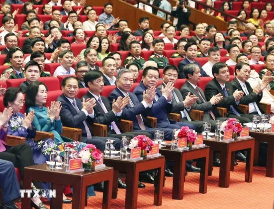 Tổng B&iacute; thư T&ocirc; L&acirc;m v&agrave; c&aacute;c đại biểu tham dự buổi gặp mặt.