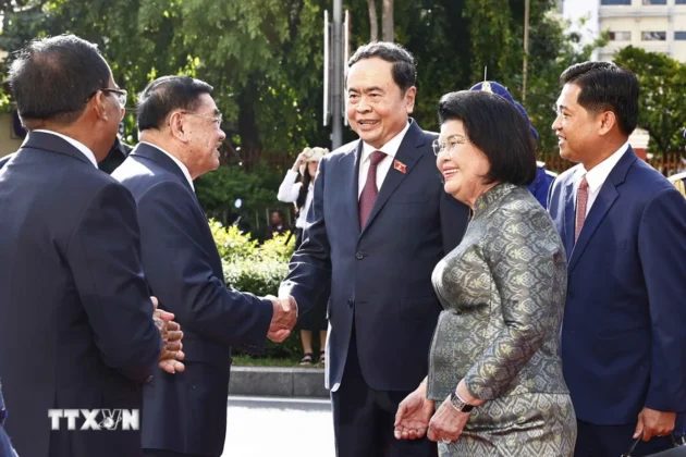 Chủ tịch Quốc hội Samdech Khuon Sudary giới thiệu với Chủ tịch Quốc hội Trần Thanh Mẫn c&aacute;c th&agrave;nh vi&ecirc;n Đo&agrave;n cấp cao Campuchia.