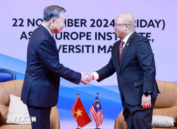 Tổng B&iacute; thư T&ocirc; L&acirc;m v&agrave; l&atilde;nh đạo trường Đại học Quốc gia Malaya.