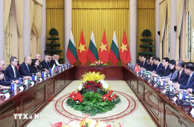 Chủ tịch nước Lương Cường v&agrave; Tổng thống Bulgaria Rumen Radev hội đ&agrave;m.
