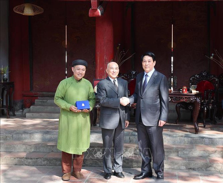 Chủ tịch nước Lương Cường và Quốc vương Campuchia Norodom Sihamoni tại Di tích Quốc gia đặc biệt Văn Miếu-Quốc Tử Giám - Ảnh: TTXVN