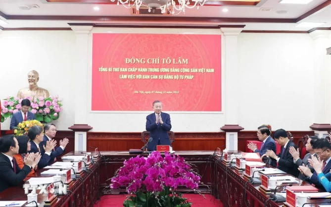 Tổng B&iacute; thư T&ocirc; L&acirc;m l&agrave;m việc với Ban C&aacute;n sự Đảng Bộ Tư ph&aacute;p.