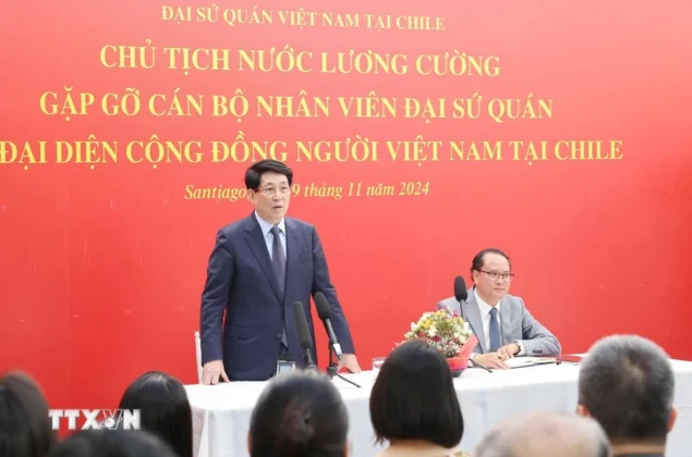 Chủ tịch nước Lương Cường n&oacute;i chuyện với c&aacute;n bộ, nh&acirc;n vi&ecirc;n Đại sứ qu&aacute;n v&agrave; đại diện cộng đồng người Việt Nam sinh sống, l&agrave;m việc tại Chile.