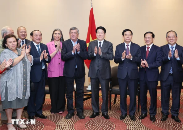 Chủ tịch nước Lương Cường gặp Chủ tịch Đảng Cộng sản v&agrave; Chủ tịch Đảng X&atilde; hội Chile