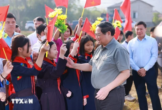 Thủ tướng Phạm Minh Ch&iacute;nh với đồng b&agrave;o c&aacute;c d&acirc;n tộc tỉnh Lạng Sơn.