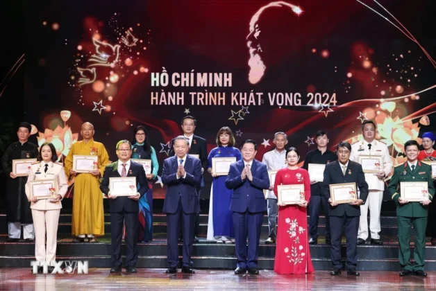 Tổng B&iacute; thư T&ocirc; L&acirc;m trao Biểu trưng; &ocirc;ng Nguyễn Trọng Nghĩa, Ủy vi&ecirc;n Bộ Ch&iacute;nh trị, B&iacute; thư Trung ương Đảng, Trưởng Ban Tuy&ecirc;n gi&aacute;o Trung ương trao Giấy chứng nhận t&ocirc;n vinh c&aacute;c điển h&igrave;nh ti&ecirc;u biểu to&agrave;n quốc trong học tập v&agrave; l&agrave;m theo tư tưởng, đạo đức, phong c&aacute;ch Hồ Ch&iacute; Minh.
