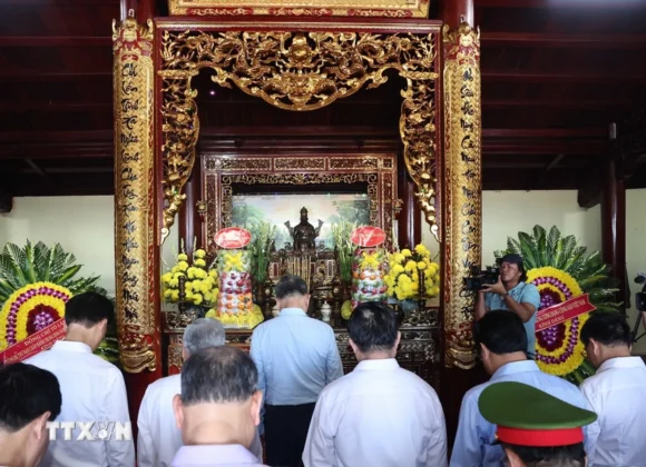 Tổng B&iacute; thư T&ocirc; L&acirc;m d&acirc;ng hương, hoa tại Đền thờ Quốc tổ Lạc Long Qu&acirc;n.