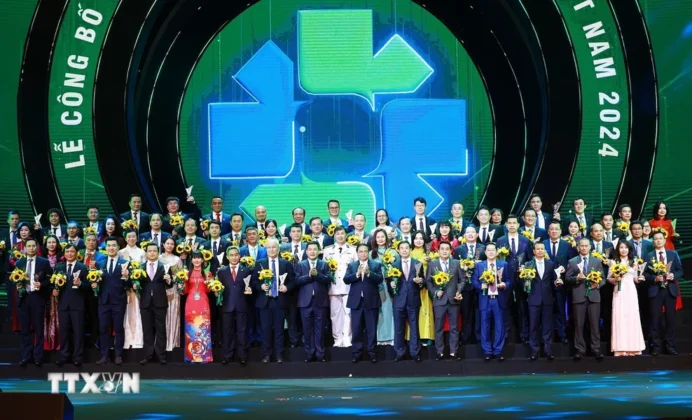 Thủ tướng Phạm Minh Ch&iacute;nh trao chứng nhận sản phẩm đạt Thương hiệu Quốc gia Việt Nam lần thứ 9 năm 2024 cho đại diện c&aacute;c thương hiệu.