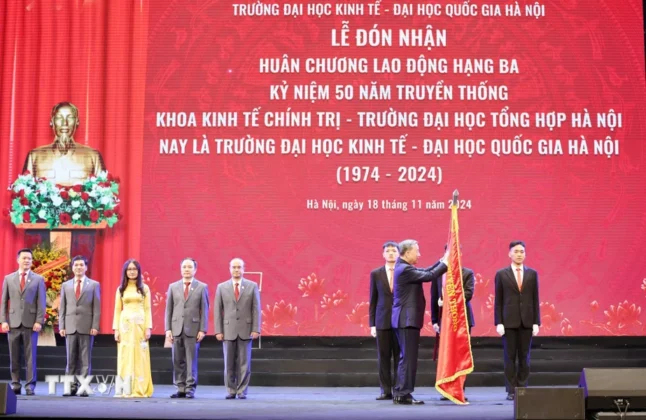 Tổng B&iacute; thư T&ocirc; L&acirc;m trao tặng Hu&acirc;n chương Lao động hạng Ba cho Trường Đại học Kinh tế - Đại học Quốc gia H&agrave; Nội nh&acirc;n dịp kỷ niệm 50 năm ng&agrave;y th&agrave;nh lập trường.