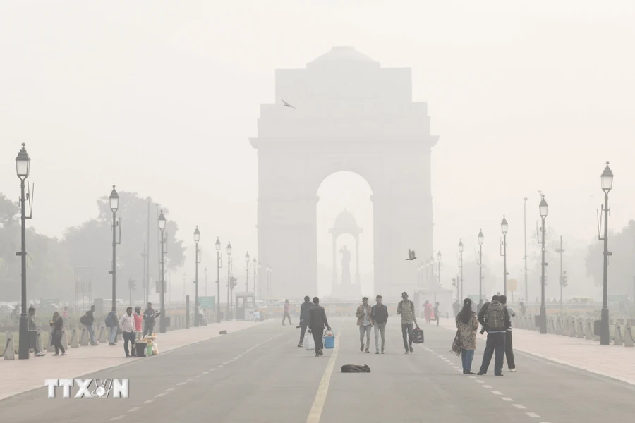 Khói mù ô nhiễm bao phủ dày đặc tại New Delhi, Ấn Độ.